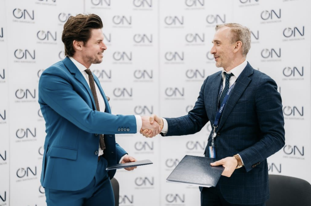Frequentis UTM Sales Manager, Roman Stickler and Saulius Batavičius, CEO Oro Navigacija shaking hands