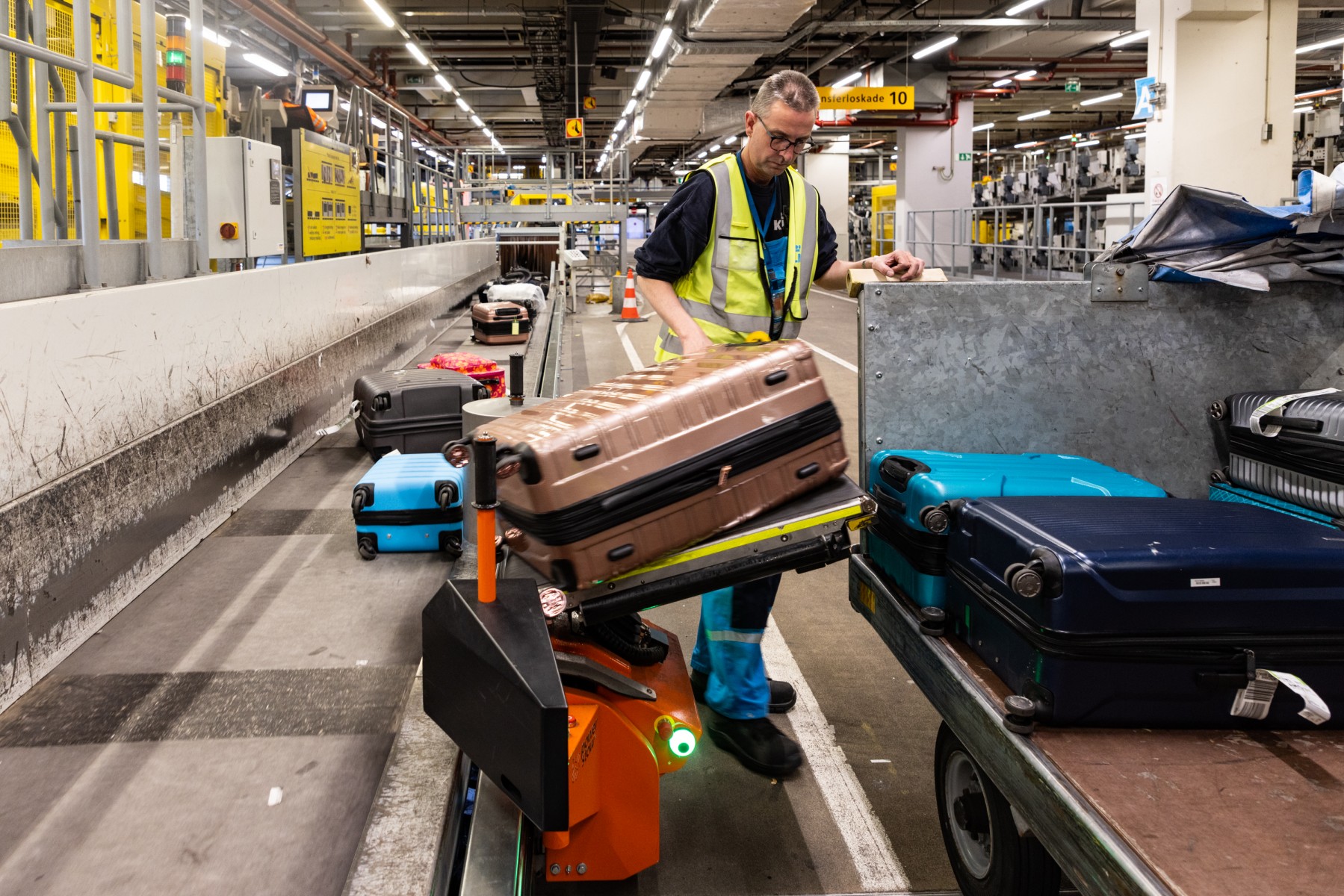 The transfer belt will be placed at baggage belt and serves as a bridge to the baggage container