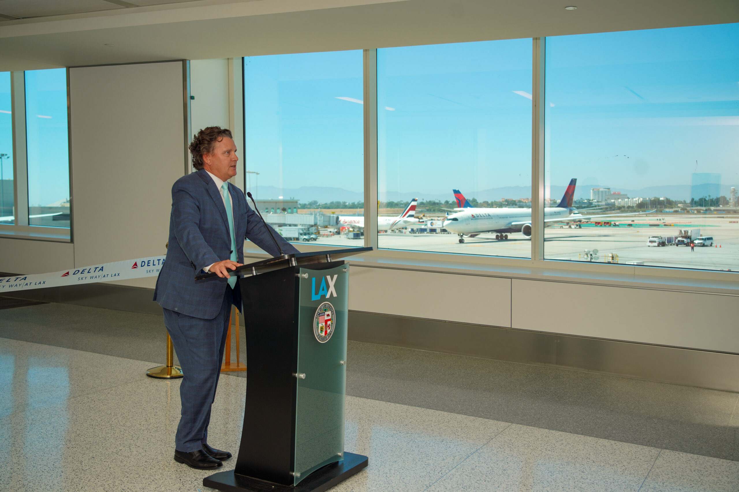 The project’s ribbon cutting ceremony took place in the new passageway, allowing attendees to experience the connector’s time-saving convenience with views of LAX’s north airfield