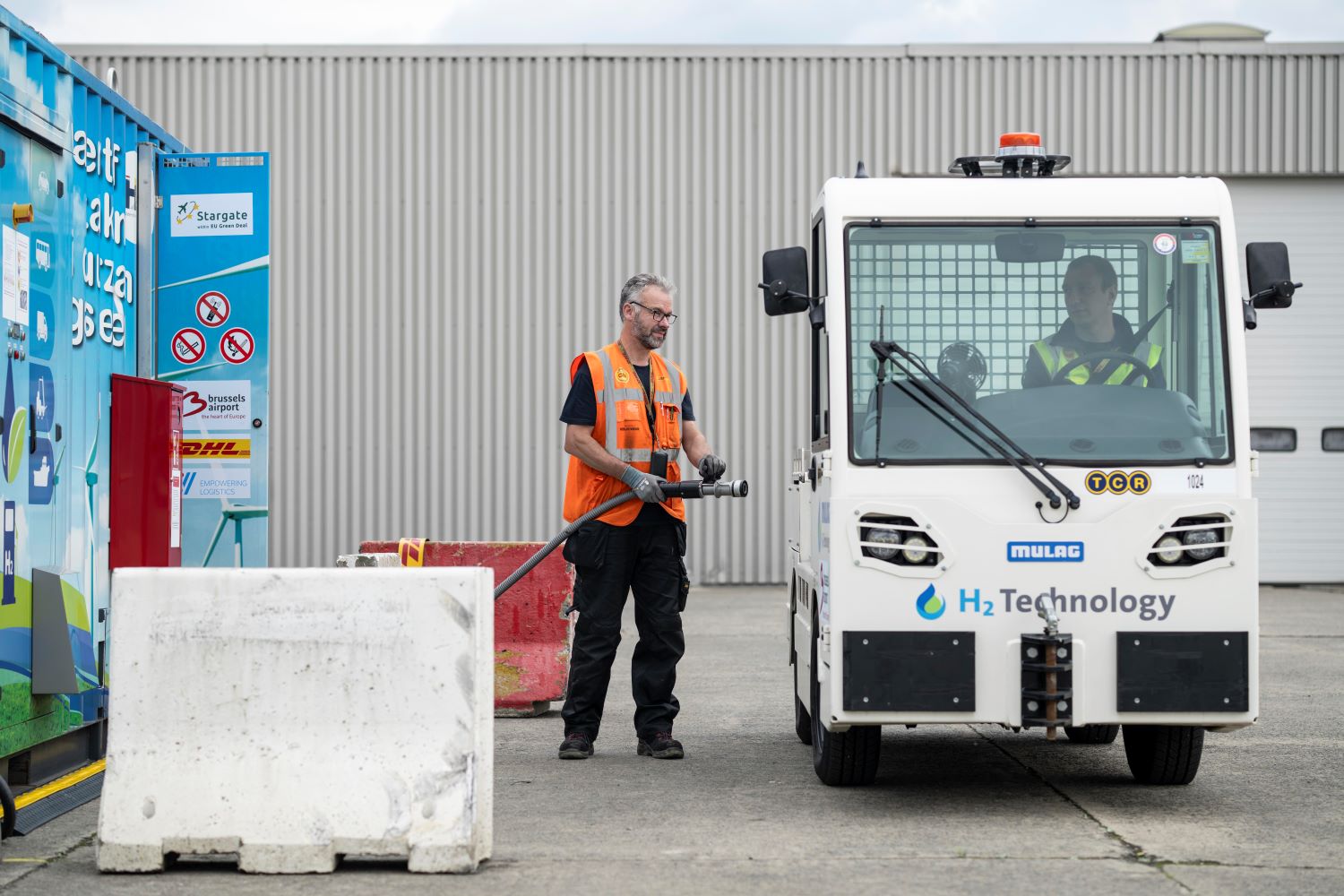 Brussels Airport and Stargate EU Green Deal project partners VIL and DHL are currently testing a hydrogen refuelling station and a hydrogen-powered Mulag