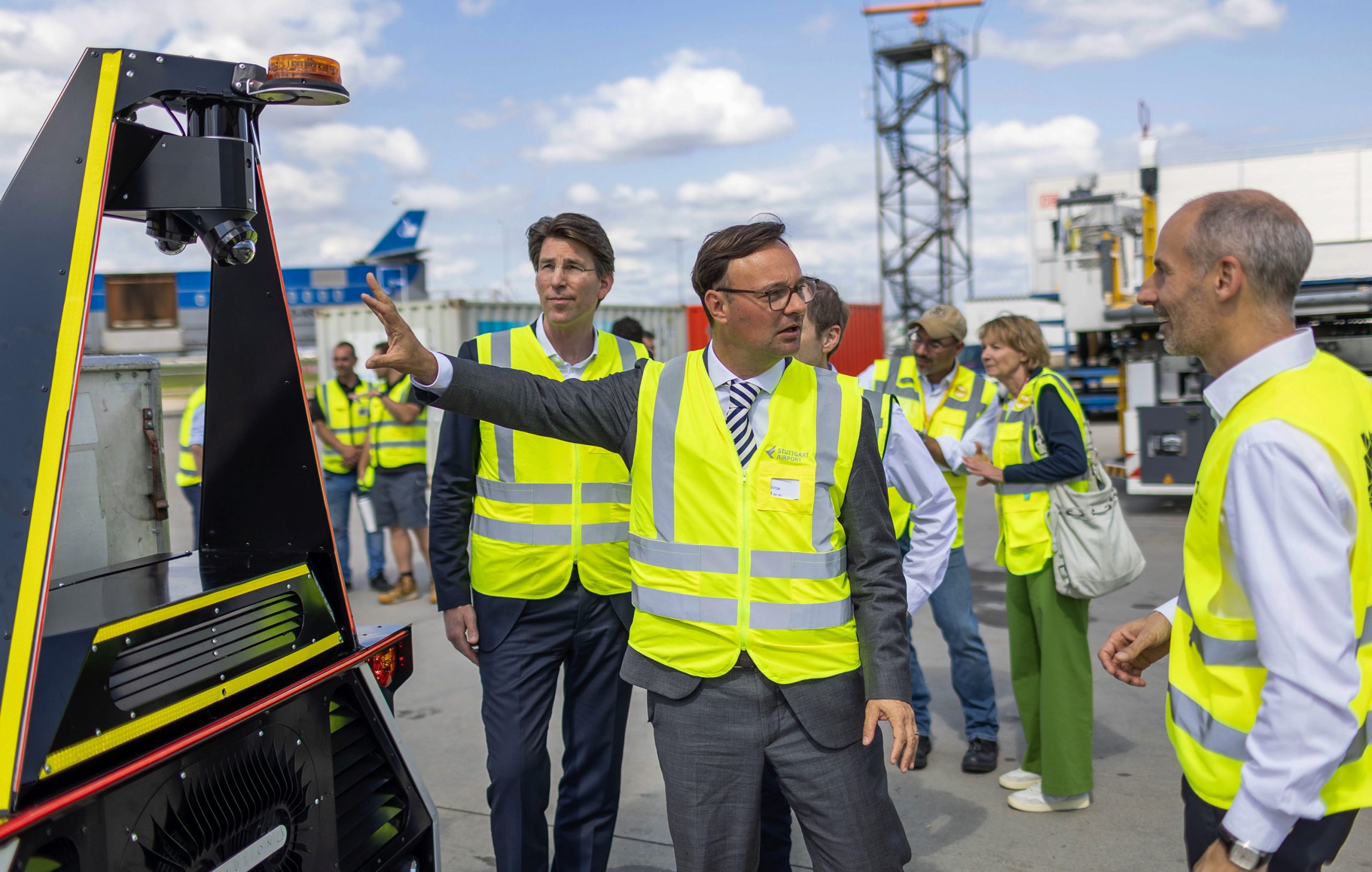 State Secretary Luksic takes a closer look at an Auto-DollyTug