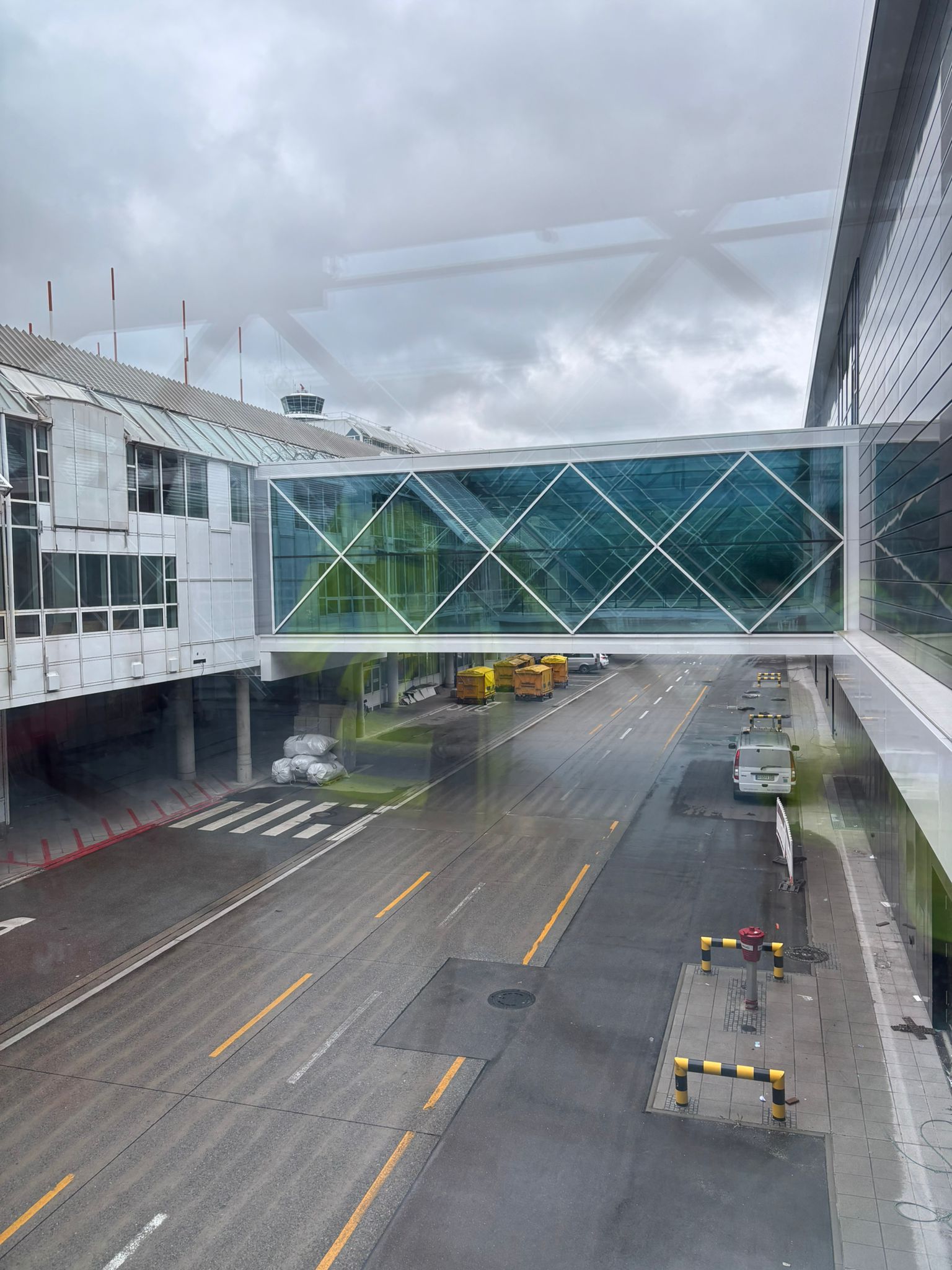 Bridge connecting Munich Terminal 1 to NEW PIER