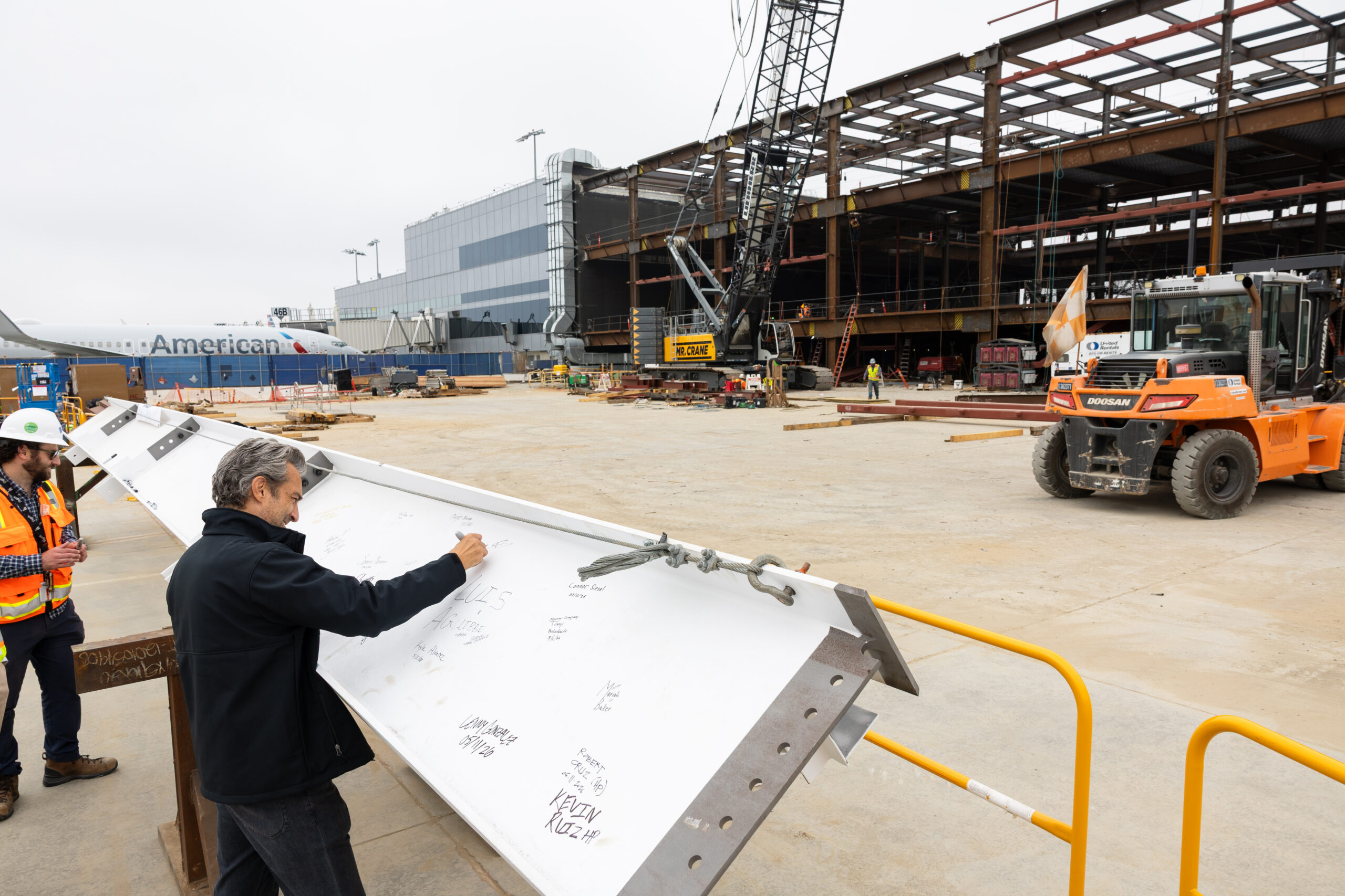 LAWA CEO John Ackerman signing the final steel beam before the topping out of Terminal 4. The beam was placed in a clear zone to provide project team members the opportunity to sign it prior to the construction milestone