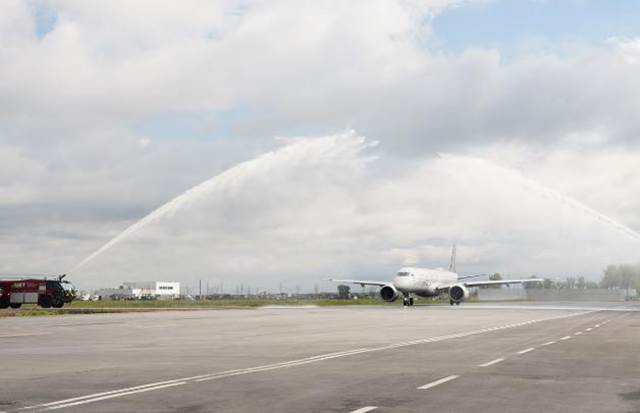 Porter Airlines’ inaugural flight from MET – Montreal Metropolitan Airport, flight PD181 to Vancouver, receives a water cannon salute